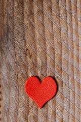Coeur rouge sur fond bois