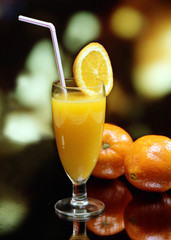 Una copa con zumo de naranja natural.