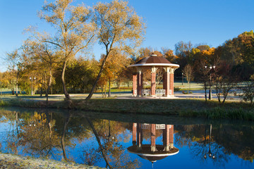 Fototapeta na wymiar Sunny morning in the park. Reflection in the lake. Loshitsky park. Minsk. Belarus.