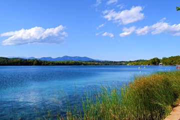 paesaggio naturale del lago di Banyoles il più grande lago della Catalogna, in provincia di Girona,Spagna. Di origine tettonica e carsica si formò nel Quaternario, circa 250.000 anni fa.