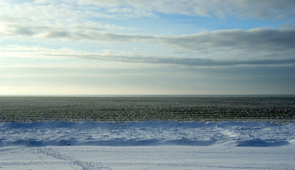 Naklejka na ściany i meble January evening on the shore of the Baltic Sea.