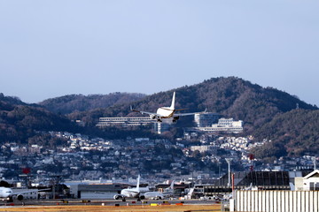 着陸する飛行機