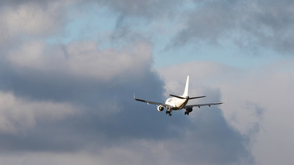 着陸する飛行機