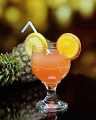 Una copa con zumo de fruta natural.