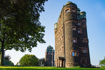 Ein Turm aus Stein am Rhein in Duisburg