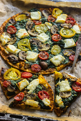 Pizza mit Spinat, Tomaten und Haloumnikäse, vegetarisch