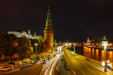 Obraz premium Kremlevskaya embankment near walls of Moscow Kremlin at night. City landscape