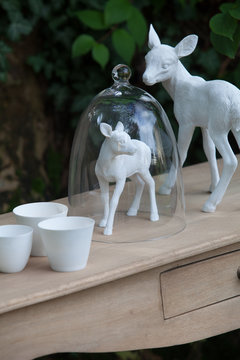 d&eacute;coration avec des animaux bougies, figurines p&acirc;ques