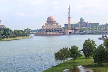 Fototapeta na wymiar A view of Putra Mosque (Masjid Putra), the principal mosque of Putrajaya, Malaysia