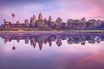 Fototapeta premium Świątynia Angkor Wat o wschodzie słońca, Siem Reap, Kambodża