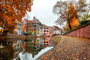 Traditional houses of Alsace over the river in the fall, Strasbourg, France - obrazy, fototapety, plakaty