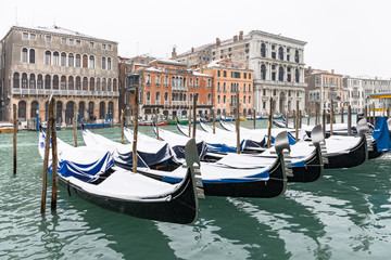 Fototapeta na wymiar Nevicata a Venezia