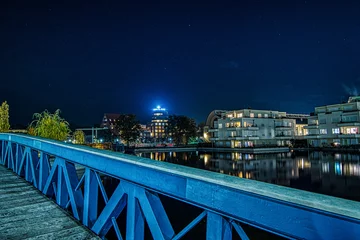 Tapeten Nachtaufnahme blaue Brücke und Wohnhäuser im Humboldthafen in Berlin Tegel © Ina