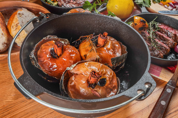 ダッジオーブンで焼きりんご　Apple baked in the Dutch oven 