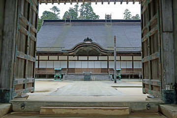 夕暮れの金剛峯寺山門