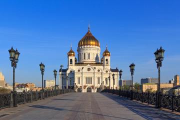 Fototapeta na wymiar View of Cathedral of Christ the Saviour from Patriarshiy Bridge over Moskva river in sunny spring morning