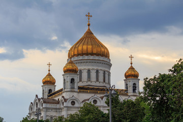 Fototapeta na wymiar Golden domes of Cathedral of Christ the Saviour in Moscow against dramatic sky
