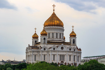 Fototapeta na wymiar Cathedral of Christ the Saviour in Moscow against cloudy sky in summer day