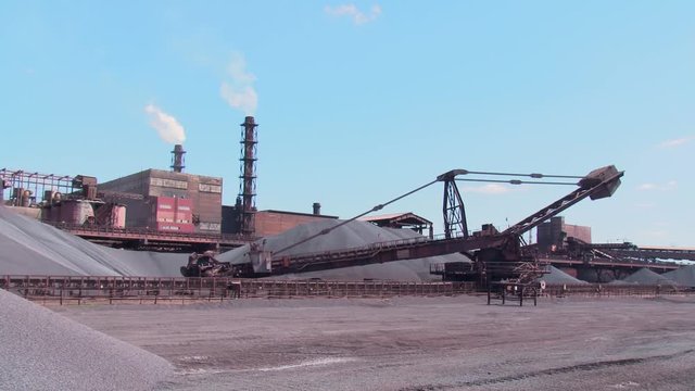 Transportation of iron pellets at the mining plant