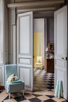 d&eacute;co murale avec papier peint et tissus de charme 