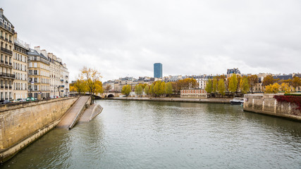 Obraz premium Paris (France) - Fall colors along the river Seine
