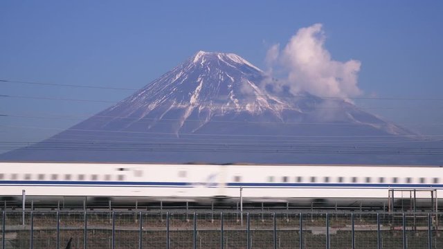 東海道新幹線が日本の象徴「富士山」の前を通過していく