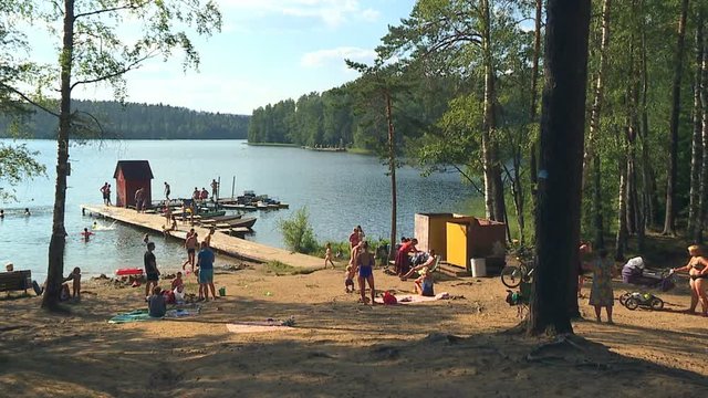 At the weekend, residents and guests of the city of Vyborg gathered on the beach to watch the competition of yachtsmen and surfers on the water. - Powered by Adobe