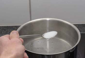 Löffel mit Salz in der Hand