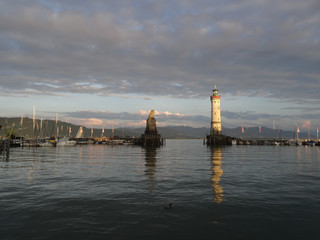 Fototapeta premium Hafeneinfahrt in Lindau am Bodensee mit den Wahrzeichen Löwe und Leuchtturm, Bayern, Deutschland
