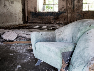 Alter Sessel in leerstehendem Haus