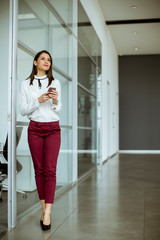Obraz premium Businesswoman talking on the mobile phone