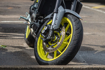 Obraz premium zbliżenie opony i naczynia piec ulicznego motocykla - obraz