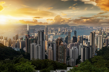 Sonnenuntergang über der urbanen Skyline von Hong Kong Stadt gesehen vom Victoria Peak