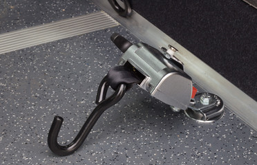 Moderner Transporter für behinderte Menschen /
Sicherungshaken für Rollstühle (Detail)