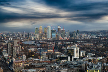 Fototapeta na wymiar Blick über die Skyline von London auf das Finanzzentrum Canary Wharf mit dunklen Wolken