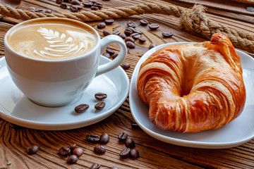milchkaffee mit croissant - 246209896