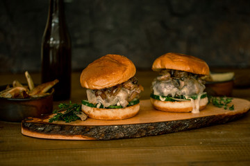 Burger mit Pilzen Käse Brioche