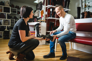 A seller propose to try shoes to a male client