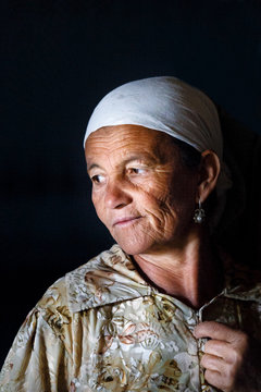 uigur woman in the shadow II, deriya-china