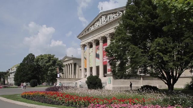 Szv�pm��vv�szeti Mv?zeum (Museum of Fine Arts), Heroes Square Hosok Tere, Budapest, Hungary, Europe  