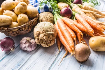 Photo sur Plexiglas Légumes Assortment of fresh vegetables on wooden table. Carrot parsnip garlic celery onion and kohlrabi