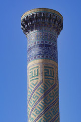 Minarett am Registan-Platz in Samarkand, Usbekistan