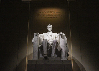lincoln memorial at night