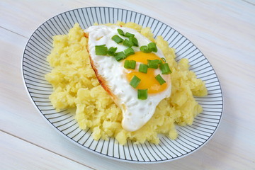 jajko sadzone z ziemniakami i szczypiorkiem © robert6666