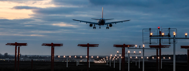 Panorama Flugzeug beim Landeanflug