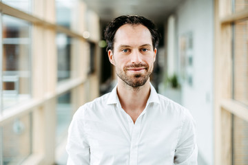Geschäftsmann mit weißem Hemd