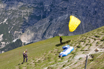 gleitschirmflieger bereiten start vor