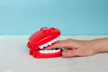 The jaw bites a hand. The finger in a mouth not of luggage, and that all hand will be bitten off, the Russian saying