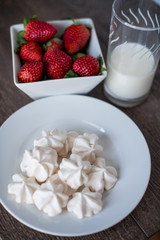 Meringues with strawberries