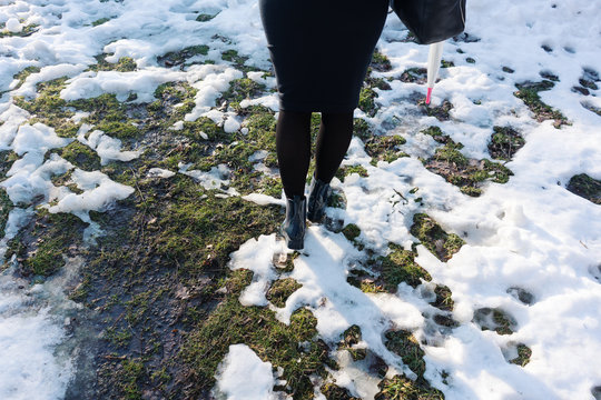 l&auml;uft durch Matsch, Schnee und Tauwasser